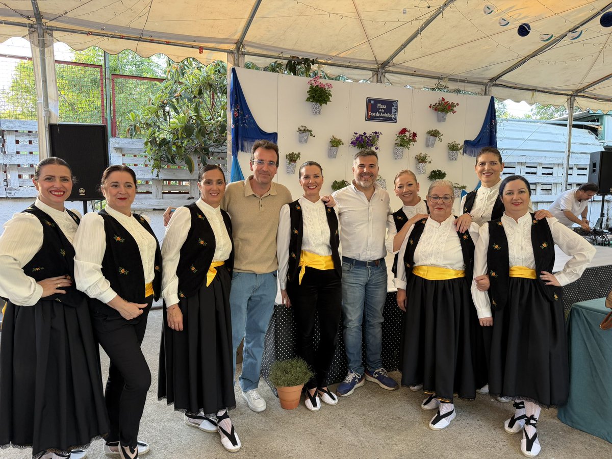 AytoLeganes's tweet photo. 🌹💚🤍💚 Clausurada la Feria de Primavera de la @CasaAndalucia de #Leganés con la elección de las reinas y los reyes las distintas categorías de edad que representarán a la entidad durante el próximo curso en sus actos oficiales

🎶💃 Además, hemos disfrutado de la actuación del grupo folclórico de la entidad regional

➡️ Han acompañado esta jornada el alcalde de Leganés @marecuencopp y el primer teniente de alcalde @CarlosULEG