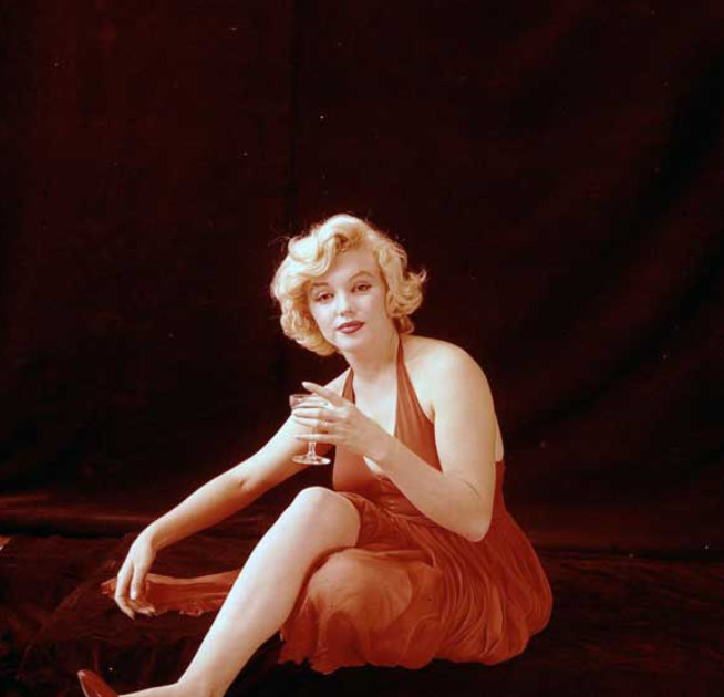 TheCinesthetic's tweet photo. Marilyn Monroe photographed by Milton Greene, 1957 https://t.co/OZcFr3IolV