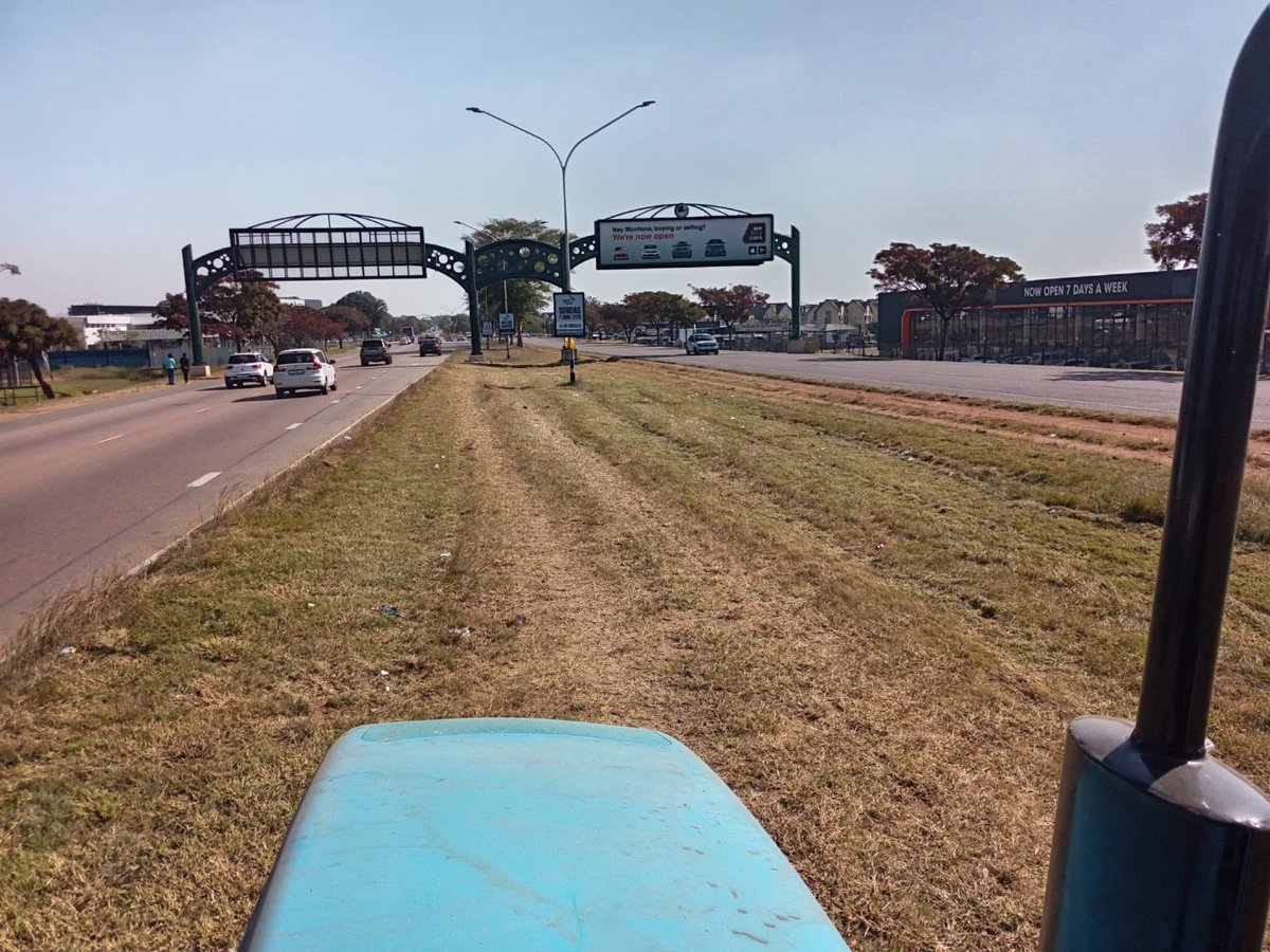 LemoSebo's tweet photo. Grass cutting operations are underway along Sefako Makgatho Drive, Ward 5, improving road visibility, enhancing safety, and keeping our public spaces clean and well-maintained.
#ServiceDelivery #ActionSA #TshwaneWorks https://t.co/JOGTkObjvY