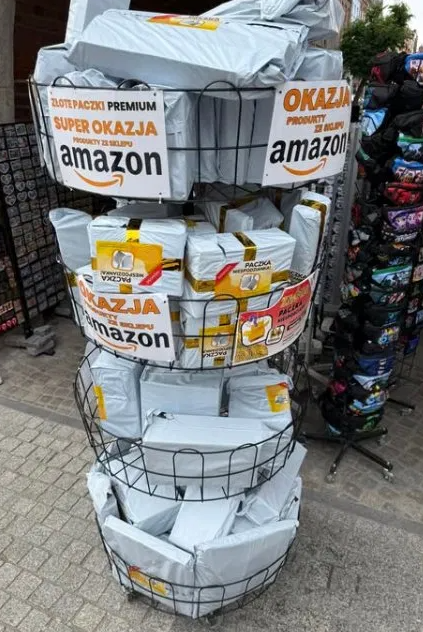 leniwcowate's tweet photo. Idziesz przez rynek w Gdańsku, między bursztynem a magnesami stoi stojak. Złote paczki, premium, super okazja, logo Amazona. Zwroty konsumenckie, bierz w ciemno. I nagle łapiesz się na tym, że chcesz zapłacić za coś, czego nie znasz.

To loot box. Żywcem przeniesiony z gier mobilnych do realu. Płacisz nie za produkt, tylko za dreszczyk otwierania. To samo uczucie, które trzyma ludzi przy skrzynkach w grach. Tylko że tu zapominamy o trzech rzeczach.

Pierwsza. To zwykle nie są żadne zwroty z Amazona. Amazon nie sprzedaje paczek klientom detalicznie, od tego ma program Amazon Warehouse, gdzie pojedyncza sztuka idzie po inspekcji i z opisem stanu. Palety ze zwrotów to obrót hurtowy B2B, nie stragan nad morzem. Czyli w wielu przypadkach „zwrot z Amazona” nigdy przez Amazon nie przeszedł, a logo jest tam tylko po to, żeby uwiarygodnić paczkę w oczach turysty.

Druga. Nawet jeśli to realne zwroty, to przebrane. Najpierw wybiera hurtownik, potem kolejne ogniwo, a do ciebie trafia to, czego nikt wcześniej nie chciał. Losowy, tani towar, który ciężko sprzedać nawet za parę złotych.

Trzecia, najważniejsza. Ten sprzęt nie jest ci do niczego potrzebny. Gdyby był, dawno kupiłbyś go świadomie, a nie liczył, że wypadnie ci z pudełka. To czyste chciejstwo udające okazję.

A jeśli myślisz o odsprzedaży, wróć do punktu drugiego. Lepsze rzeczy są dawno wybrane, zostaje trudno zbywalny balast. Ktoś po prostu robi marżę na twoim dreszczyku emocji, a ty wracasz do domu z ładowarką do urządzenia, którego nie masz. 🦥

#EdukacjaFinansowa #MysteryBox #Amazon #ZakupyWCiemno