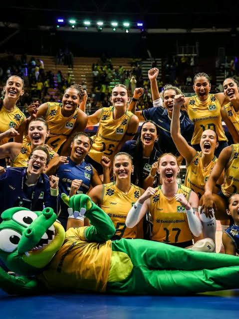 dhebyaprg's tweet photo. Sempre disse que as mulheres são o orgulho da nação Brasileira 🇧🇷❤️🏐
#Brasil #VNL #VoleinoSporTV https://t.co/7ouuYlAmjQ