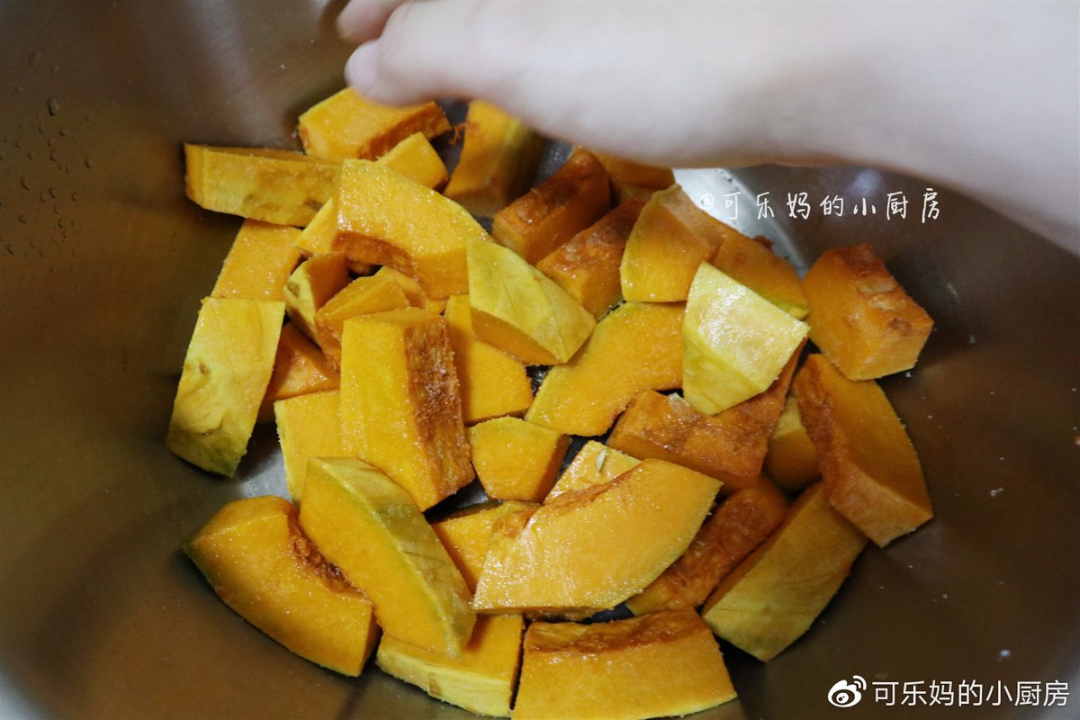 Janjira_Nunoon's tweet photo. 今天试做了咸蛋黄焗南瓜！外脆里糯还裹着沙沙的咸蛋黄，配冰可乐绝了，新手零失败～ https://t.co/oAPWPMMYr1