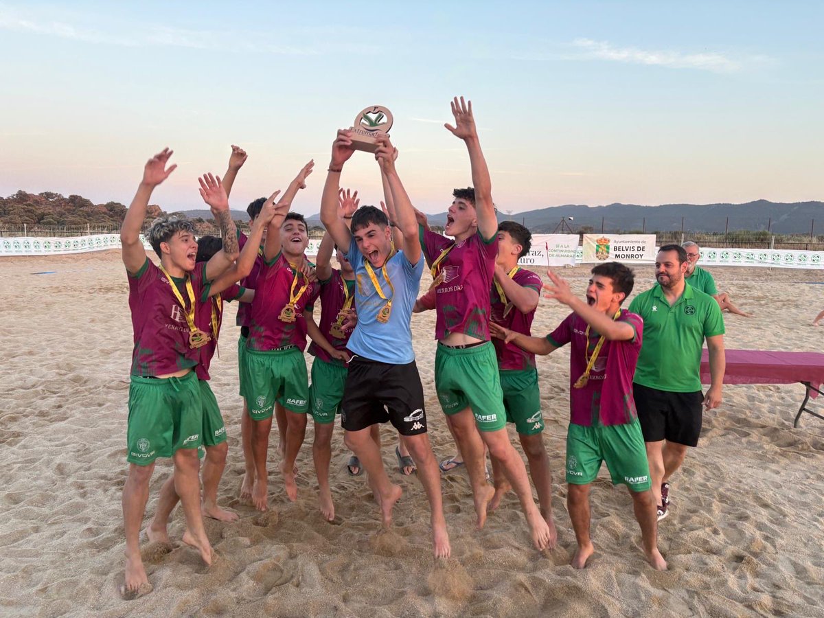 ciudaddeplasenc's tweet photo. 🏆🥇 ¡𝐂𝐀𝐌𝐏𝐄𝐎𝐍𝐄𝐒! 👏🏻

Nuestro Cadete ‘A’ se proclama vencedor del Campeonato de Extremadura de Fútbol Playa, celebrado en el día de hoy ⛱️

¡Enhorabuena, chicos! 🩷💚 https://t.co/Zx8TqgLZDz