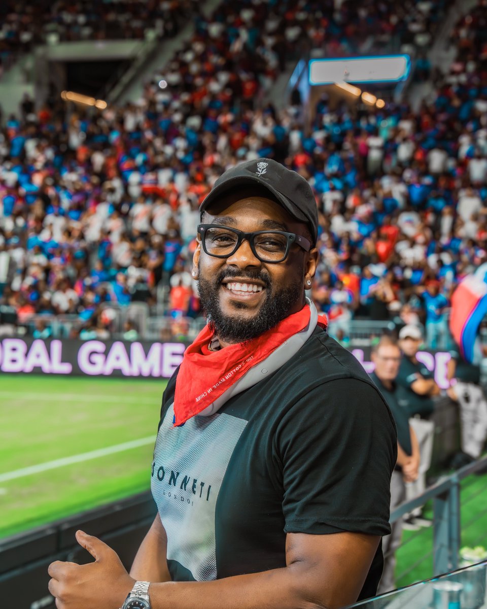 Mr_ARJ19's tweet photo. Fanatik yo te pote enèji a. 🇭🇹🔥 https://t.co/hrxKgFHy8S