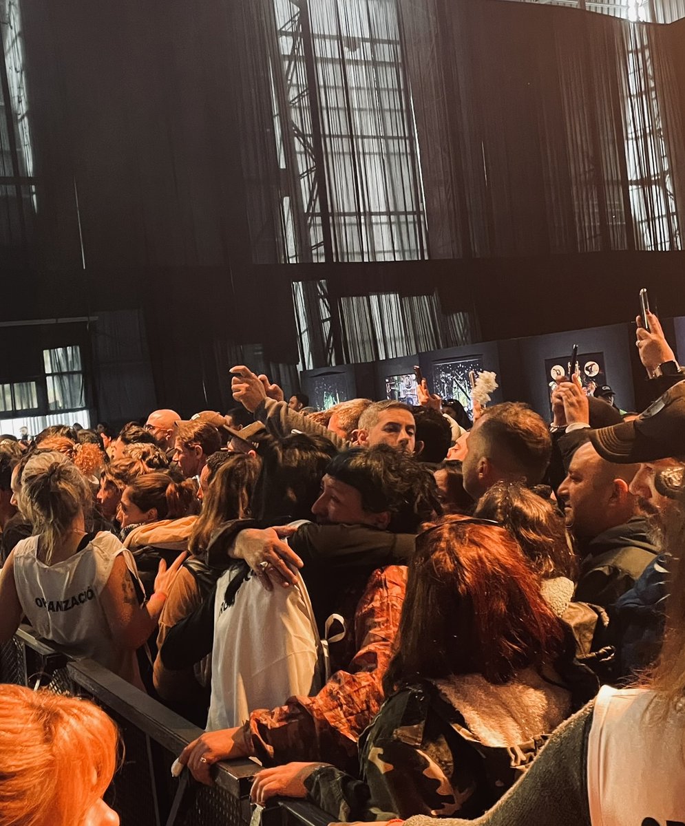 NicolasFioren's tweet photo. Del otro lado de esa valla está el féretro del Indio. Una chica de la organización ve a una mujer que llega llorando. No para de llorar. La abraza. No la apura, la abraza. 

Porque eso también nos enseñó el mister: a cuidarnos entre nosotros. https://t.co/2CAeQUl8Y4