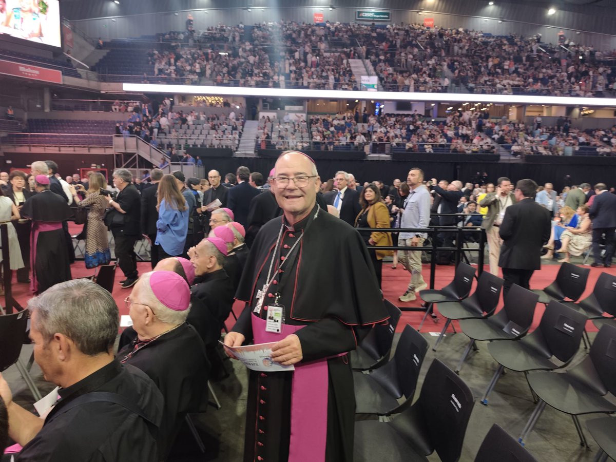 Obispofcerro's tweet photo. Encuentro "Tejer Redes" con el mundo de la empresa, la educación, la cultura y el deporte con el Santo Padre León XIV en el WiZink Center de Madrid. https://t.co/efDf4wCnvx
