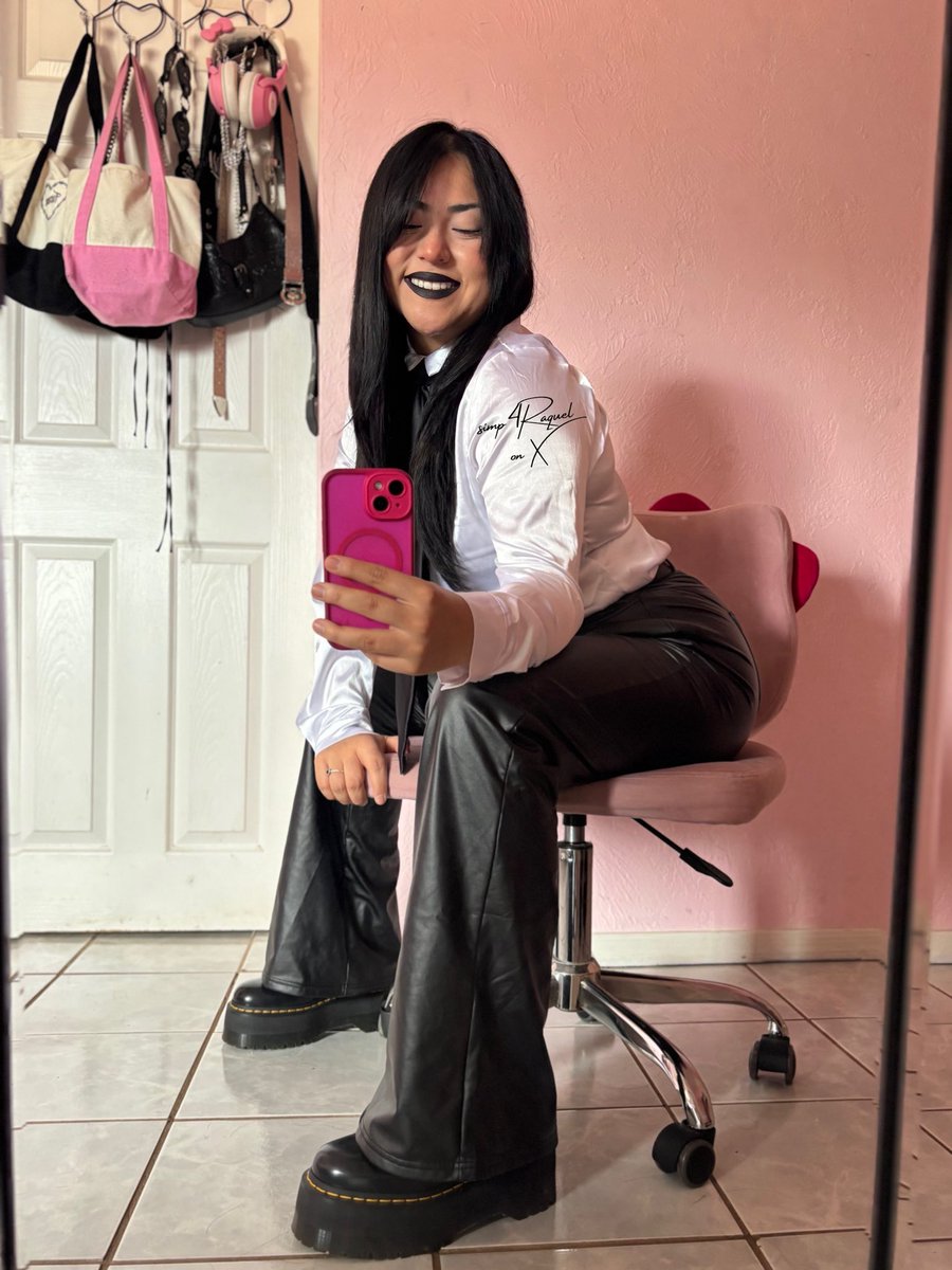 simp4Raquel's tweet photo. Leather &amp; boots >>> https://t.co/18cM57MZXF