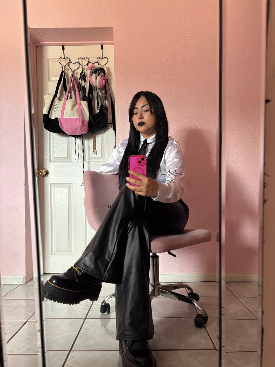simp4Raquel's tweet photo. Leather &amp; boots >>> https://t.co/18cM57MZXF