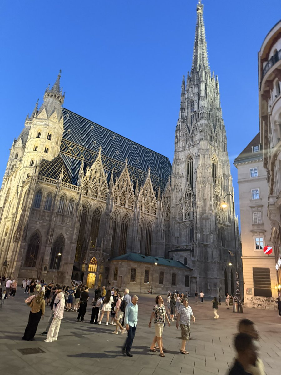 Tajitooo's tweet photo. Vienna oh nahh nahhh nah https://t.co/Qqg9KotWzs
