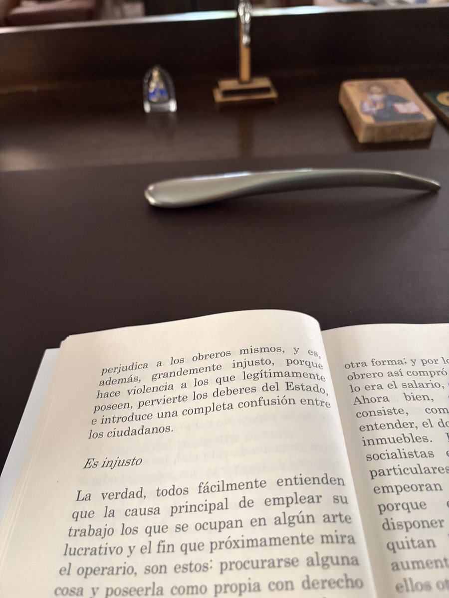 ernestoyamhure's tweet photo. Petro es un analfabeta funcional. Elabora un supuesto razonamiento con fundamento en «Rerum Novarum», encíclica que evidentemente no ha leído en su vida. Esa carta, que es el fundamento de la doctrina social de la Iglesia, hace una implacable condena al socialismo. En ella, León XIII afirma que el socialismo estimula la violencia contra los que «legítimamente poseen». Igualmente –el socialismo– «pervierte los deberes del Estado, e introduce una completa confusión entre los ciudadanos».