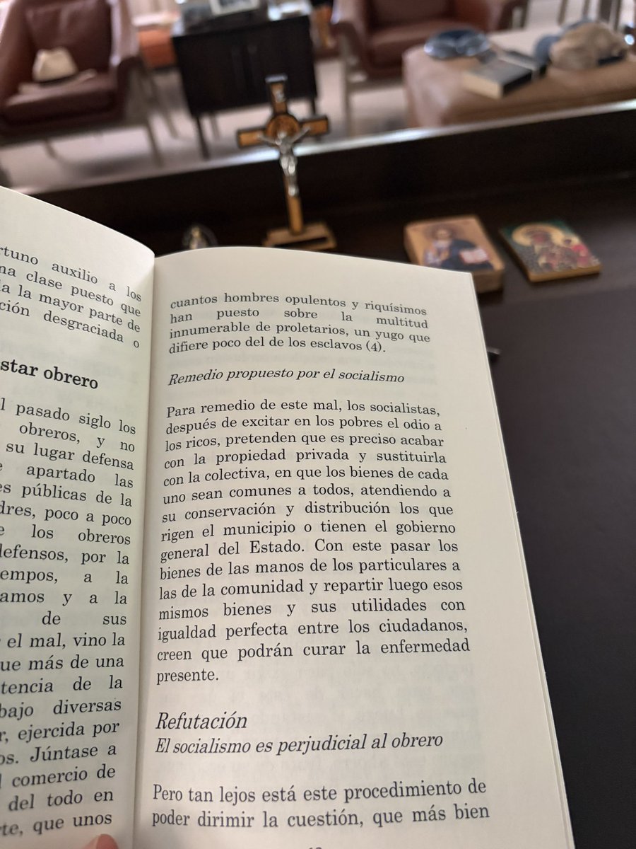 ernestoyamhure's tweet photo. Petro es un analfabeta funcional. Elabora un supuesto razonamiento con fundamento en «Rerum Novarum», encíclica que evidentemente no ha leído en su vida. Esa carta, que es el fundamento de la doctrina social de la Iglesia, hace una implacable condena al socialismo. En ella, León XIII afirma que el socialismo estimula la violencia contra los que «legítimamente poseen». Igualmente –el socialismo– «pervierte los deberes del Estado, e introduce una completa confusión entre los ciudadanos».