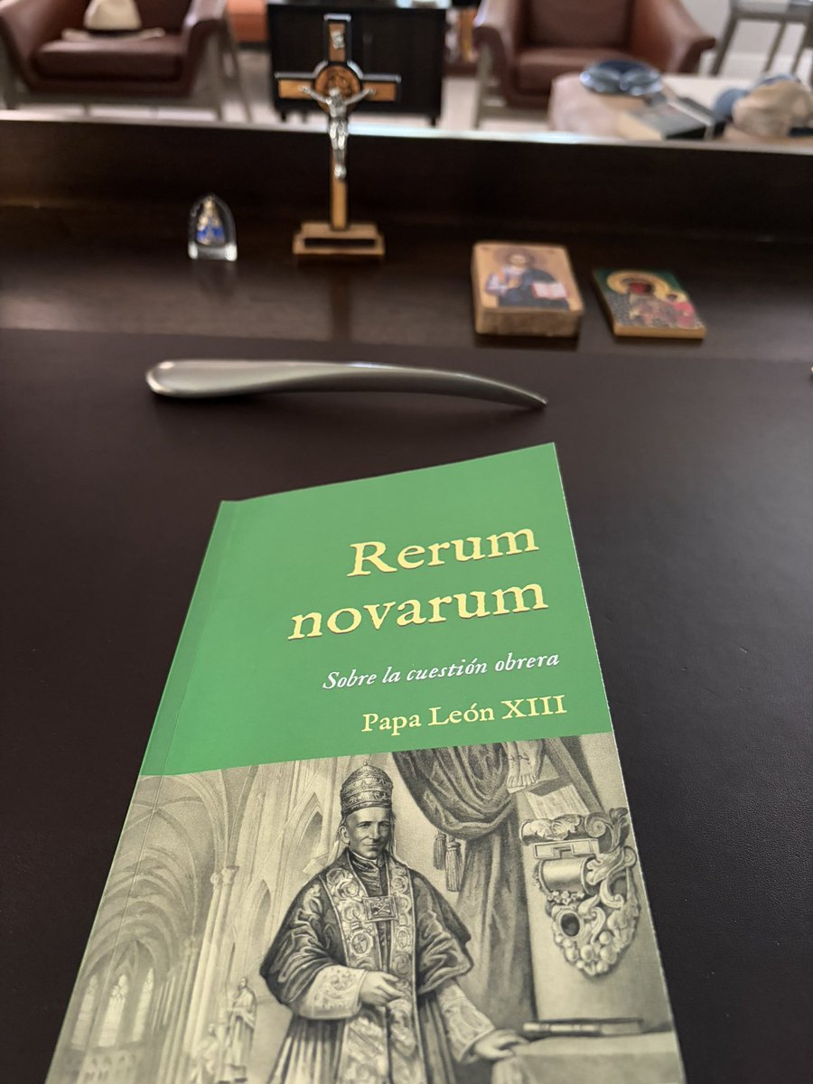 ernestoyamhure's tweet photo. Petro es un analfabeta funcional. Elabora un supuesto razonamiento con fundamento en «Rerum Novarum», encíclica que evidentemente no ha leído en su vida. Esa carta, que es el fundamento de la doctrina social de la Iglesia, hace una implacable condena al socialismo. En ella, León XIII afirma que el socialismo estimula la violencia contra los que «legítimamente poseen». Igualmente –el socialismo– «pervierte los deberes del Estado, e introduce una completa confusión entre los ciudadanos».