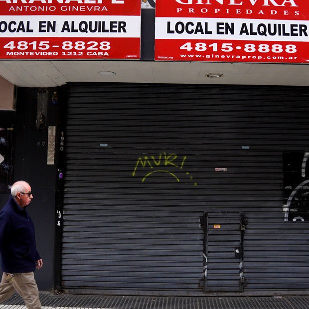 clarincom's tweet photo. AUMENTAN LA CANTIDAD DE LOCALES COMERCIALES VACÍOS EN LA CIUDAD

Lectura rápida
La cantidad de locales vacíos en las principales zonas comerciales de la Ciudad aumentó 30,7% interanual, según un relevamiento de la Cámara Argentina de Comercio y Servicios. El fenómeno se observa en barrios como Palermo, Recoleta, Caballito y Flores, impulsado por la caída del consumo, los altos alquileres y el crecimiento de las ventas online.

Los barrios más afectados
En corredores comerciales de Recoleta, Palermo, Caballito y Flores se multiplican los locales cerrados, en alquiler o en venta. Comerciantes y vecinos aseguran que muchos negocios no logran sostener los costos fijos ni renovar contratos con valores más altos.

Menos ventas y más competencia online
Especialistas señalan que el comercio electrónico modificó los hábitos de consumo y permitió a muchos emprendedores vender sin afrontar los costos de un local físico. A esto se suman impuestos, cargas laborales y alquileres elevados que dificultan la continuidad de los negocios tradicionales.

Testimonios

"Nuestras ventas empezaron a caer en diciembre. En un momento tuvimos un impulso porque incorporamos productos de Shein, que estaban muy de moda y eran accesibles, pero tampoco alcanzó. Estamos cerrando definitivamente". — Sol Martínez, encargada de un local en Recoleta.

"Hay muchos locales que están cerrando porque los alquileres son impagables y las ventas no acompañan". — Nancy Ahumada, trabajadora de la zona de Recoleta.

"Algo que influye directamente son los costos y también la facilidad para comprar productos importados por internet. Muchas veces terminan siendo más baratos". — Thamara González, vecina de Palermo.

“La situación económica no ayuda. Tenemos que poner precios accesibles y al mismo tiempo llegar a cubrir el alquiler. Muchos propietarios piden contratos en dólares y no alcanza”.— Delfina Oggiel, comerciante de Caballito.

(+) en Clarín: https://t.co/fgvV0PdH5t