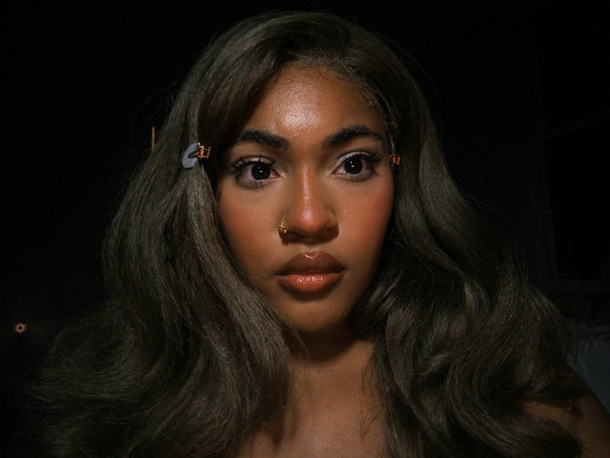 He3rtpond's tweet photo. I genuinely love my face like wow I really am a doll https://t.co/mHUYjlL23w