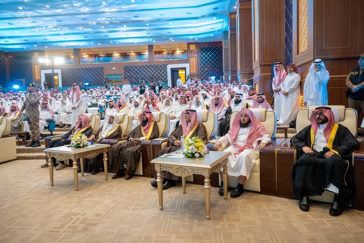 EmarahAlQassim's tweet photo. شهد البرنامج مشاركة (22) جمعية لتحفيظ القرآن الكريم، و(633) حلقة قرآنية، بإشراف (255) مشرفاً ومشرفة، ومشاركة (952) معلماً و(189) معلمة، فيما بلغ عدد الطلبة المستفيدين (10,604) طالباً وطالبة.. 

سمو #أمير_منطقة_القصيم بحضور سمو نائبه، يرعى حفل تكريم 100 من الطلبة المتميزين في برنامج “براعم القرآن” بنسخته الخامسة.