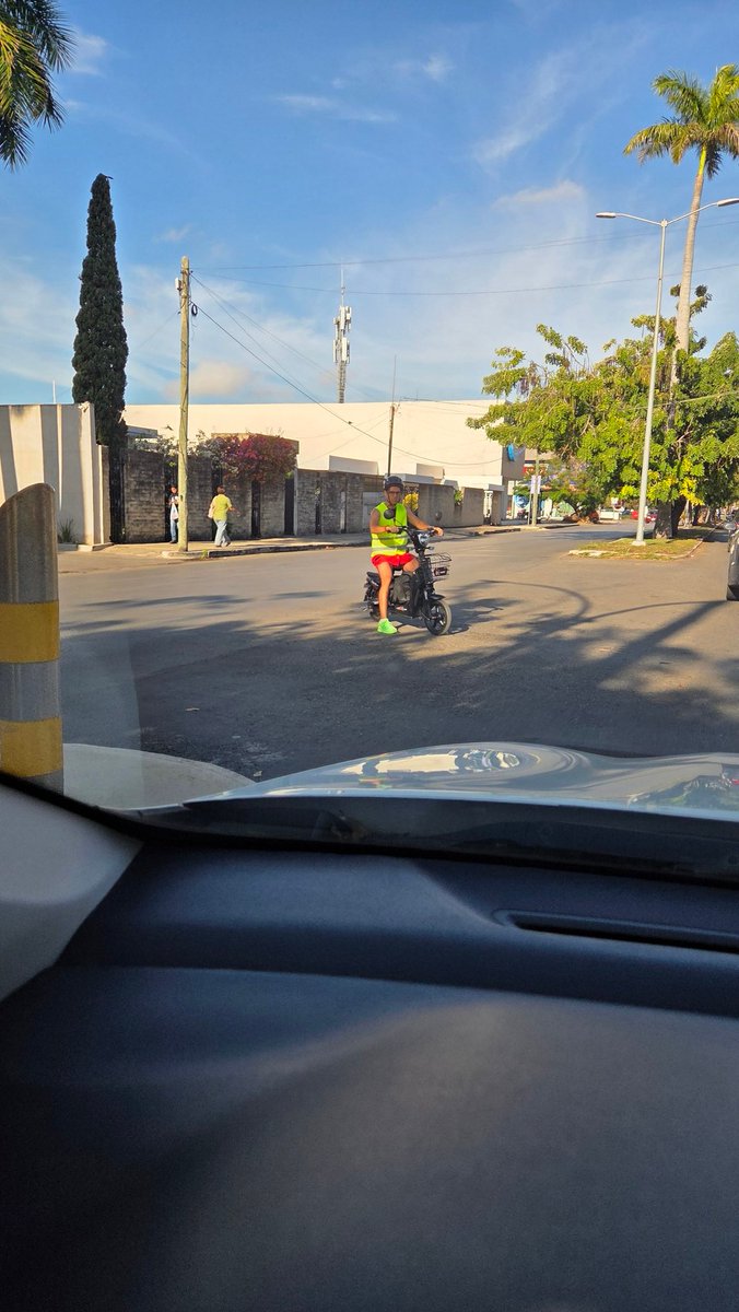 jmunoz91's tweet photo. Estas "bicicletas/triciclos electricos" ya son una plaga en la ciudad, antes era sólo en comisarías, ahora ya es común verlas enla ciudad, el problema es que nadie tiene licencia, nadie tiene seguro, a veces tienen casco, etc. Cuándo se regularán? Sólo Dios y la @sspyuc sabrán... https://t.co/i2R06HRGR3