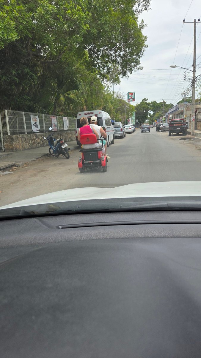 jmunoz91's tweet photo. Estas "bicicletas/triciclos electricos" ya son una plaga en la ciudad, antes era sólo en comisarías, ahora ya es común verlas enla ciudad, el problema es que nadie tiene licencia, nadie tiene seguro, a veces tienen casco, etc. Cuándo se regularán? Sólo Dios y la @sspyuc sabrán... https://t.co/i2R06HRGR3