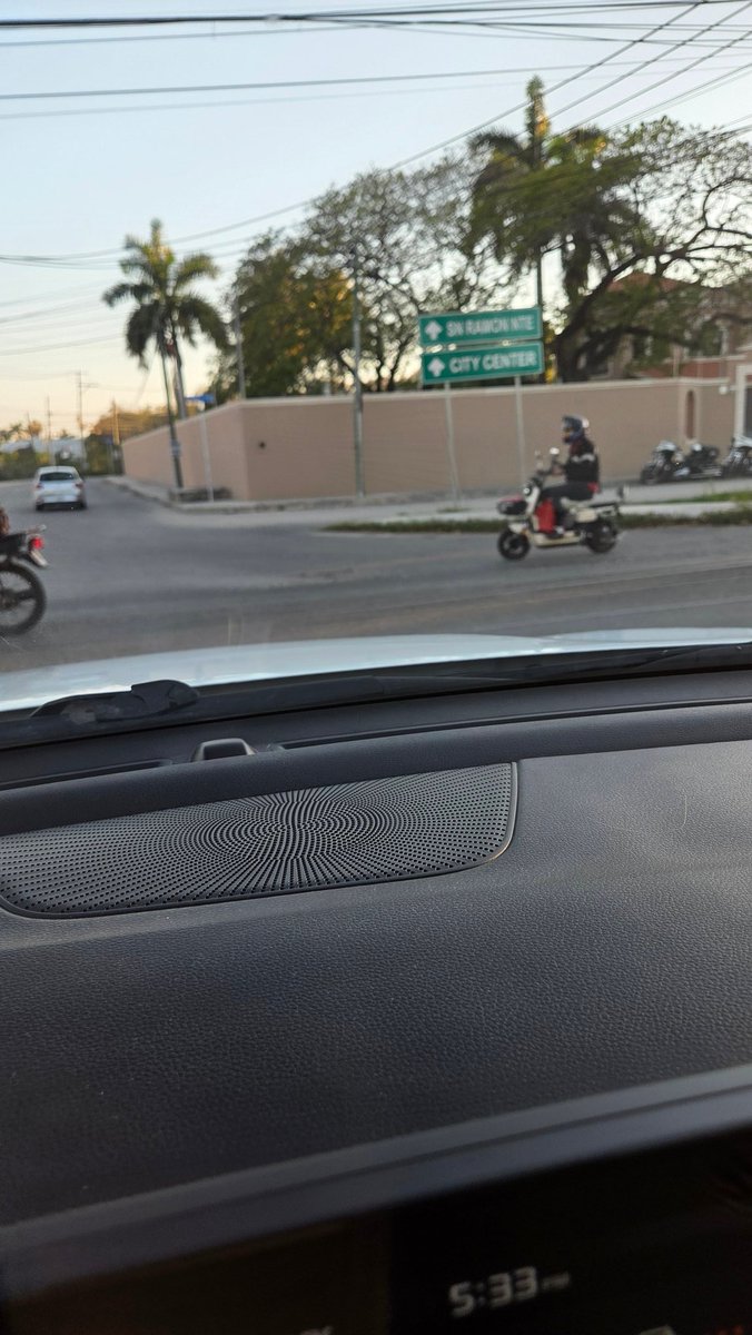 jmunoz91's tweet photo. Estas "bicicletas/triciclos electricos" ya son una plaga en la ciudad, antes era sólo en comisarías, ahora ya es común verlas enla ciudad, el problema es que nadie tiene licencia, nadie tiene seguro, a veces tienen casco, etc. Cuándo se regularán? Sólo Dios y la @sspyuc sabrán... https://t.co/i2R06HRGR3
