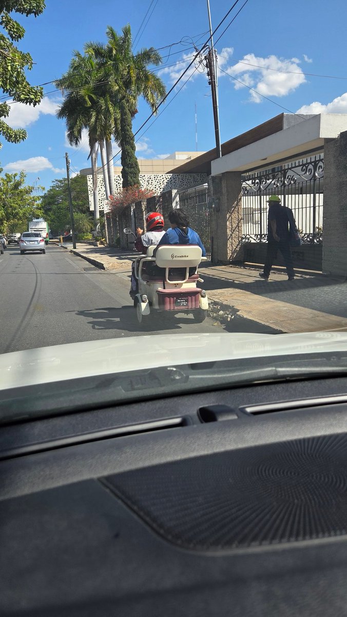 jmunoz91's tweet photo. Estas "bicicletas/triciclos electricos" ya son una plaga en la ciudad, antes era sólo en comisarías, ahora ya es común verlas enla ciudad, el problema es que nadie tiene licencia, nadie tiene seguro, a veces tienen casco, etc. Cuándo se regularán? Sólo Dios y la @sspyuc sabrán... https://t.co/i2R06HRGR3