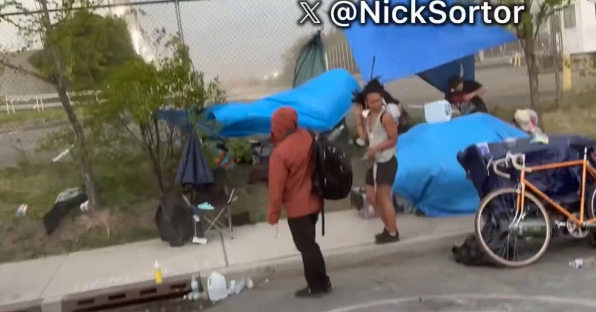 gatewaypundit's tweet photo. Severe Windstorm Moves Through Antifa Camp Outside Newark ICE Detention Center, Sends Rioters Scrambling For Cover (VIDEO)

READ: https://t.co/xYo53ALd97 https://t.co/lFv6UDXrPn
