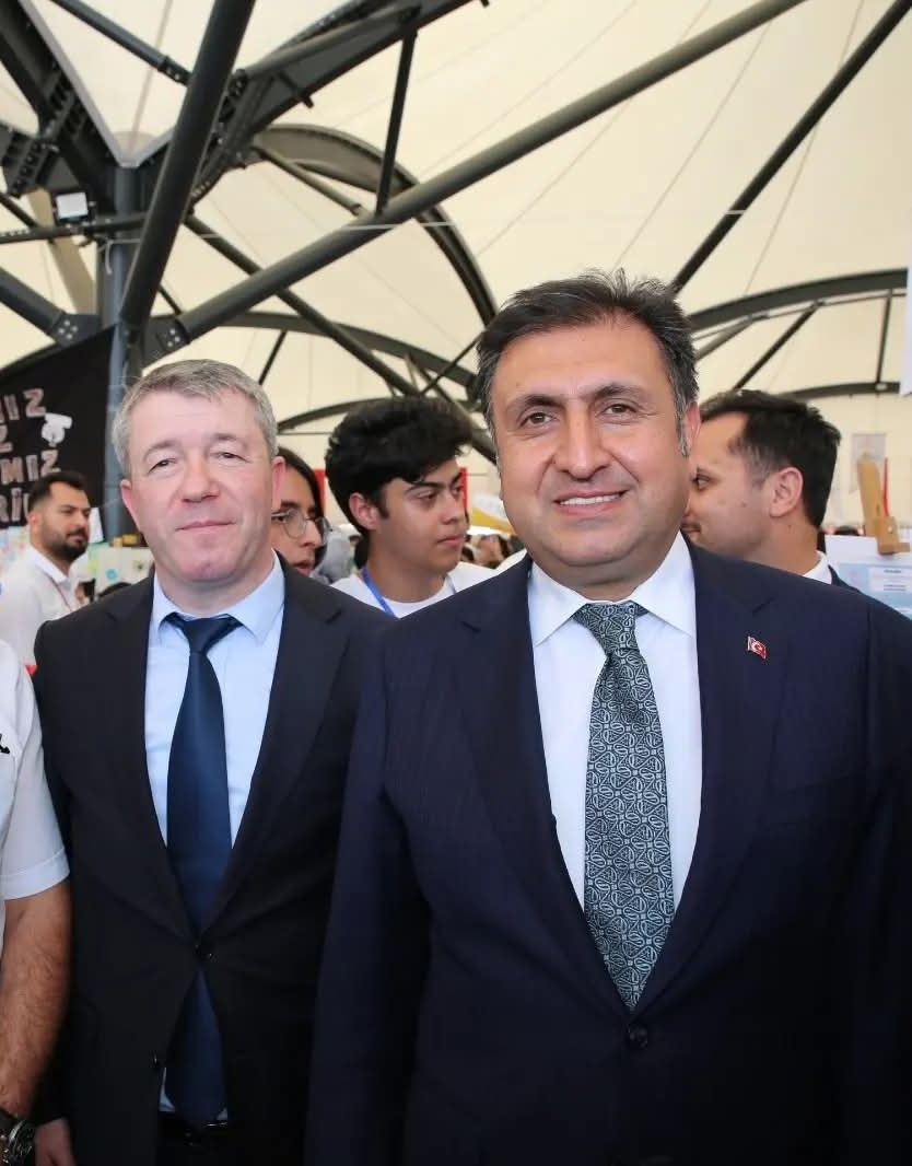 sultangazimem1's tweet photo. Türkiye Yüzyılı Maarif Modeli’nin rehberliğinde; medeniyetimizin köklü değerlerini bilgiyle harmanlayan, nesillerimizi sevgiyle yetiştirmeye devam eden eğitim irademizin muharrik gücü İl Millî Eğitim Müdürümüz Murat Mücahit Yentür'ün yanındayız.
@MucahitYentur 
@necatitekbas https://t.co/Ev1Xl004Mh