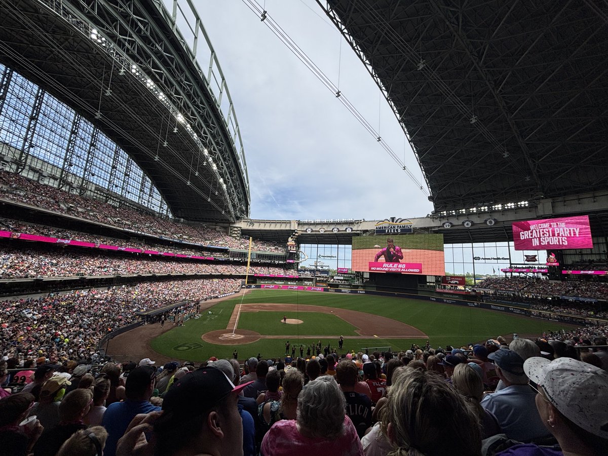 half_witt's tweet photo. Full house for @BananaBall_  in Milwaukee https://t.co/IPd9FemawP