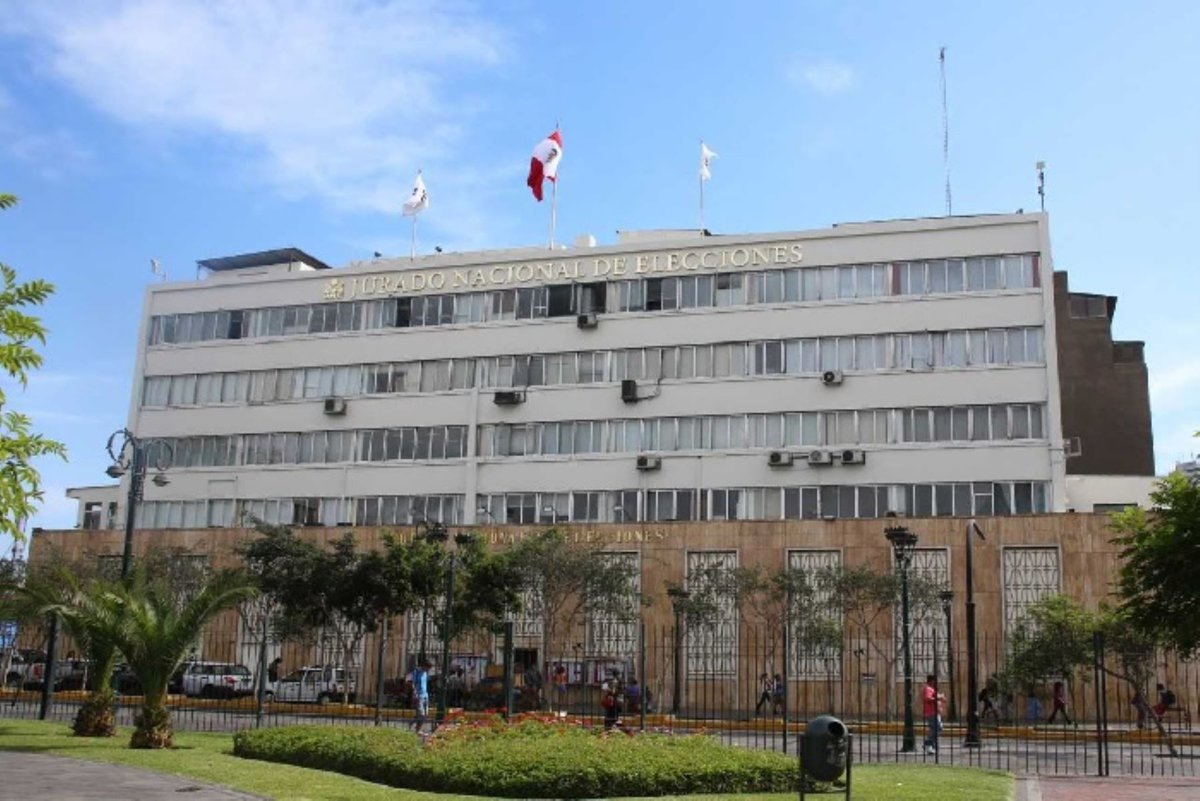 teleSURtv's tweet photo. 🚨JNE de Perú deslegitima denuncias de fraude electoral. El presidente Roberto Burneo asegura que las incidencias reportadas se atienden y "no hay fraude", pidiendo esperar resultados oficiales. 

#Perú #Elecciones #teleSUR https://t.co/kSM6wV5Zoq
