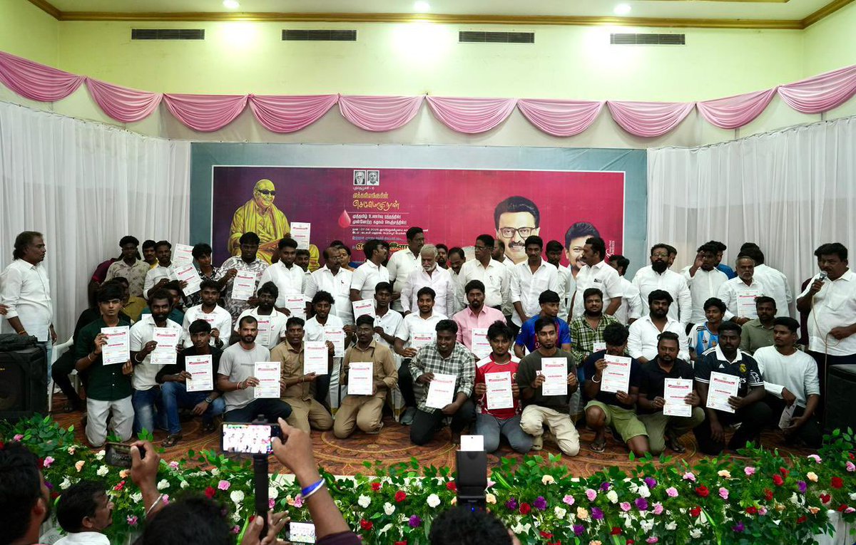 PKSekarbabu's tweet photo. புத்தெழுச்சி-6 

முத்தமிழ் உணர்வு ரத்தத்தில்!
முன்னேற்ற கழகம் நெஞ்சத்தில்!!

கலைஞரின் பிறந்தநாளை முன்னிட்டு, சென்னை கிழக்கு மாவட்ட திமுக எழும்பூர் இளைஞரணி சார்பில் நடைபெற்ற இரத்ததான முகாமை திரு. என்.ஆர். இளங்கோ அவர்கள் துவக்கி வைத்து, குருதிக் கொடையாளர்களை பாராட்டினார். https://t.co/I3gTZJeJ4t