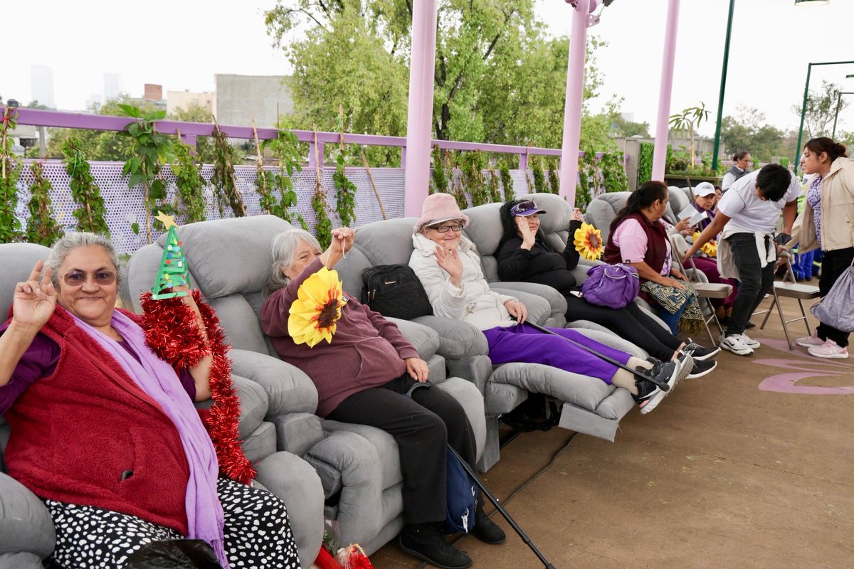 ClaraBrugadaM's tweet photo. Inauguramos el Jardín Flotante Tlallipan, una calzada flotante peatonal que va de Metro Pino Suárez a Chabacano. 

​Este espacio no es para los autos, es de uso exclusivo para las personas. Cuenta con un sistema de cuidados a cielo abierto, además de 7 tramos temáticos con fuentes, áreas verdes, parque para perros y cine bajo las estrellas. La obra recupera integralmente la Calzada de Tlalpan al conectar con la ciclovía La Gran Tenochtitlan, banquetas renovadas y miles de nuevas luminarias para un sendero seguro. 

¡El espacio público es un derecho de todas y todos!