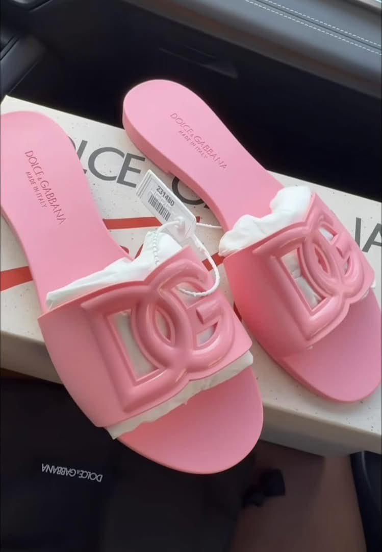 layxsnv's tweet photo. Doloce &amp; Gabbana in PINK 💳😍😍😍✨💕 https://t.co/gLCqkLfb3I
