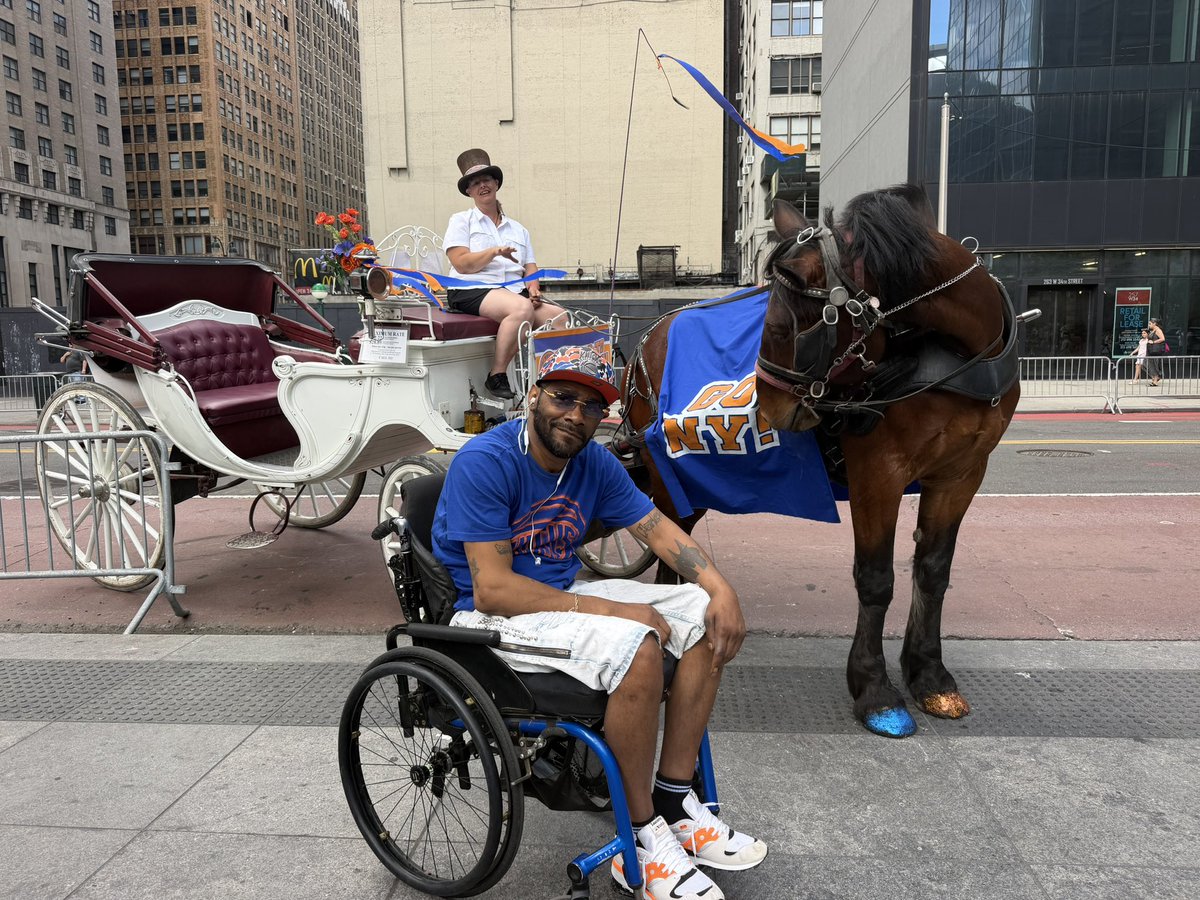 transportworker's tweet photo. Go NY Go NY Go!
. @TWULocal100 Shop Steward Christina Hansen and Central Park Carriage Horse Sherman outside the 34th St/Penn Station subway hub adjacent to MSG where they celebrated the  @nyknicks and #NYC with hometown fans and tourists from around the world. #knicks @NYCCouncil @CentralLaborNYC @TwuSamuelsen @ESPNNBA @ABC @NBA_NewYork @WaltFrazier @alanhahn @adamsilver @NBAPR