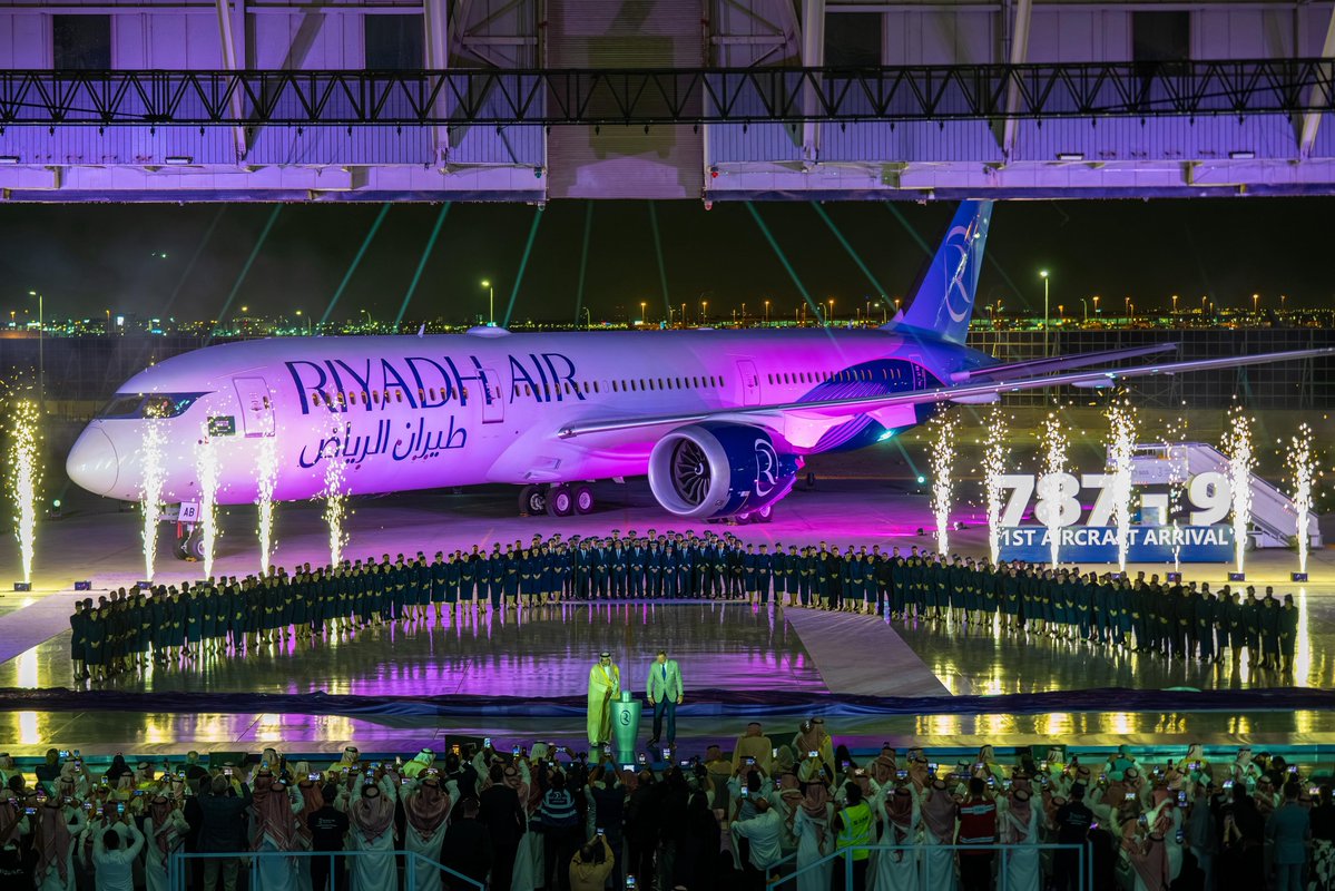 PIFSaudi's tweet photo. يمثل التدشين التاريخي لوصول أولى طائرات أسطول طيران الرياض خطوة مهمة في تطوير قطاع الطيران، أحد القطاعات الإستراتيجية التي يواصل الصندوق دعمها ضمن منظومة السياحة والسفر والترفيه، إحدى المنظومات الاقتصادية الست في إستراتيجية الصندوق 2026-2030، بما يعزز الربط الجوي ويدعم نمو القطاع https://t.co/SREce3kjml