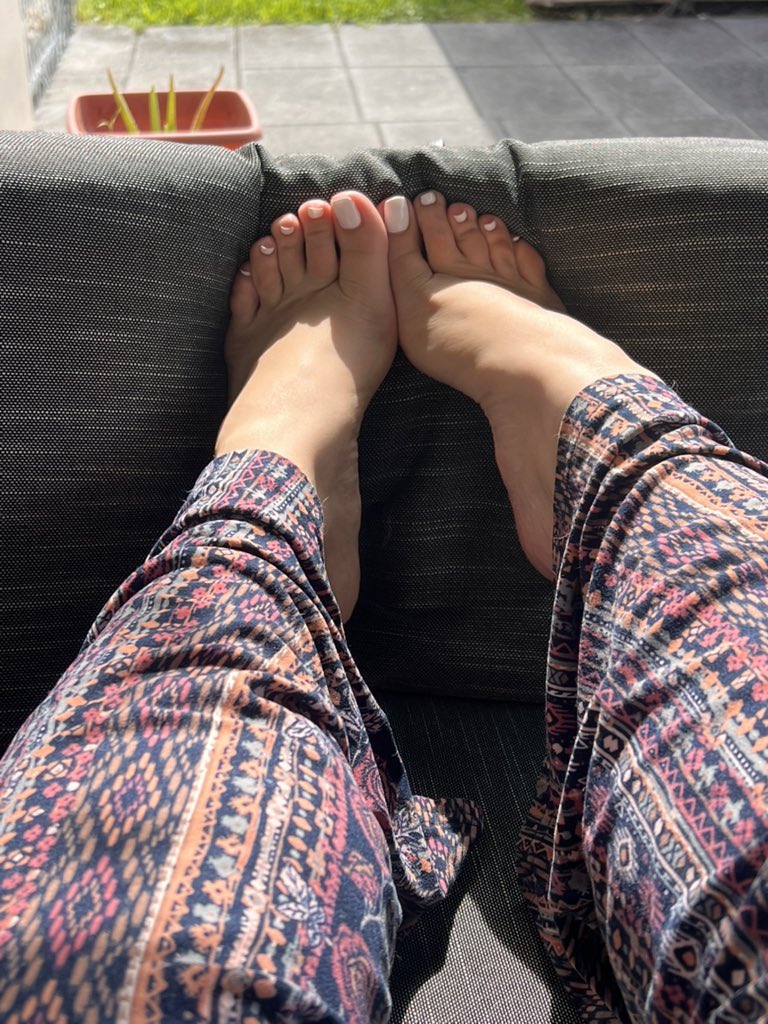soflo_glo's tweet photo. Not feeling good. Need foot kisses and soup 🥺 https://t.co/D6HBhVPcK5
