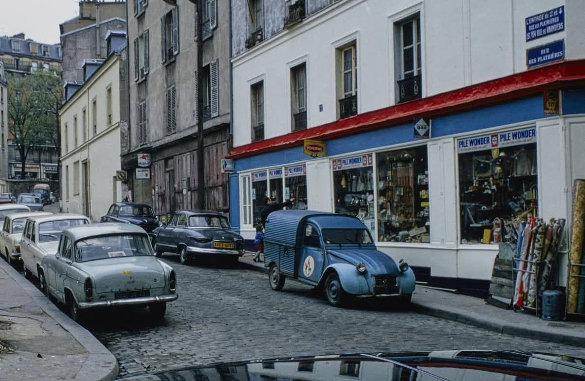 Memoire2cite's tweet photo. 75 PANAME C'était  Paris en 1970 (Concours FNAC) 📷 les voitures, le debut des plaques jaunes ! https://t.co/ERJm2P1WsI