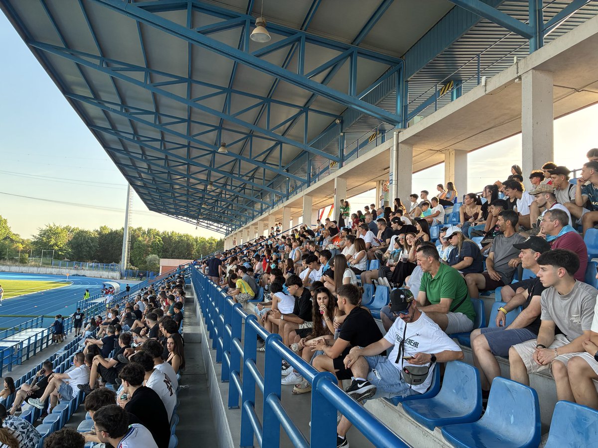 Arroyomolinos's tweet photo. ⚽️🏆 Con el ascenso a Primera división autonómica en el bolsillo desde la semana pasada, el CDM Arroyomolinos ha certificado hoy el campeonato en categoría Preferente después de empatar en La Dehesa frente al Nuevo Boadilla (3-3).

¡Enhorabuena, equipazo! https://t.co/P9135wE5fg
