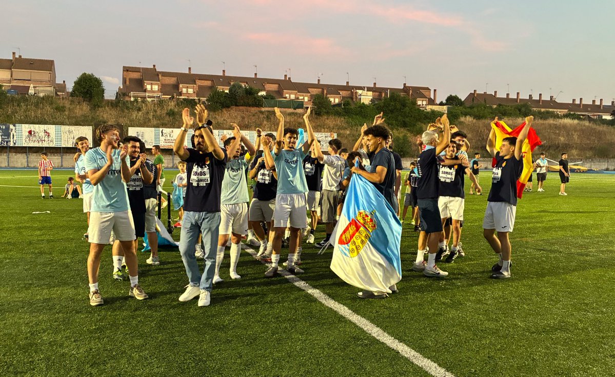 Arroyomolinos's tweet photo. ⚽️🏆 Con el ascenso a Primera división autonómica en el bolsillo desde la semana pasada, el CDM Arroyomolinos ha certificado hoy el campeonato en categoría Preferente después de empatar en La Dehesa frente al Nuevo Boadilla (3-3).

¡Enhorabuena, equipazo! https://t.co/P9135wE5fg