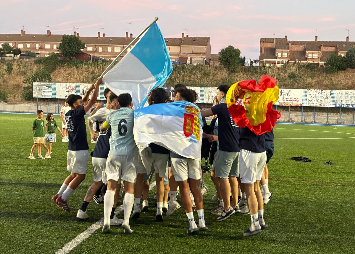 Arroyomolinos's tweet photo. ⚽️🏆 Con el ascenso a Primera división autonómica en el bolsillo desde la semana pasada, el CDM Arroyomolinos ha certificado hoy el campeonato en categoría Preferente después de empatar en La Dehesa frente al Nuevo Boadilla (3-3).

¡Enhorabuena, equipazo! https://t.co/P9135wE5fg