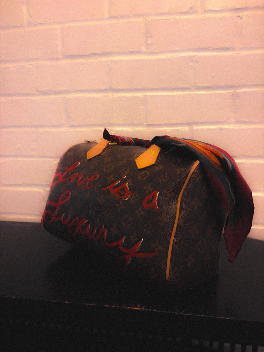 jbucktheartist's tweet photo. løve is a luxury. 
custøm LV bag. 
@LouisVuitton https://t.co/Mz7r39IDO0