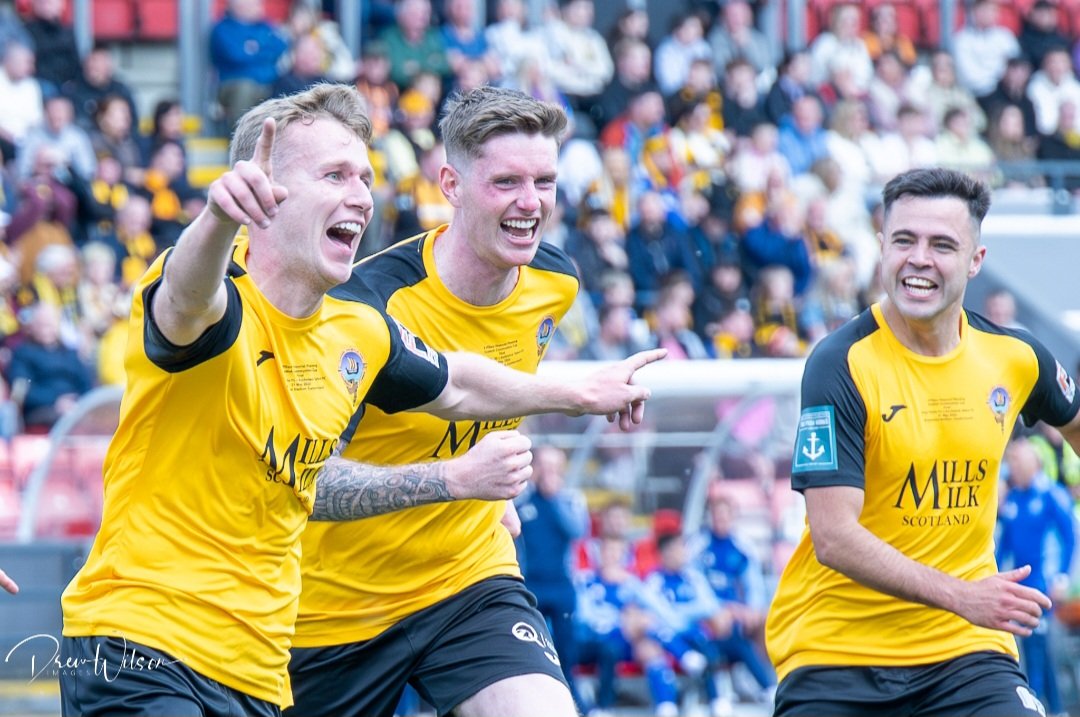 largsthistle's tweet photo. Finally managed to re-watch last weeks game on TV, Theesel 1 auchinleck talbot 2 (Davidson our scorer). My motm is George O'connor, my son's motm is Liam Lapsley, my son-in-law's motm is George O'connor. Crowd 3481 💛🖤 https://t.co/XIgj5qbwOT