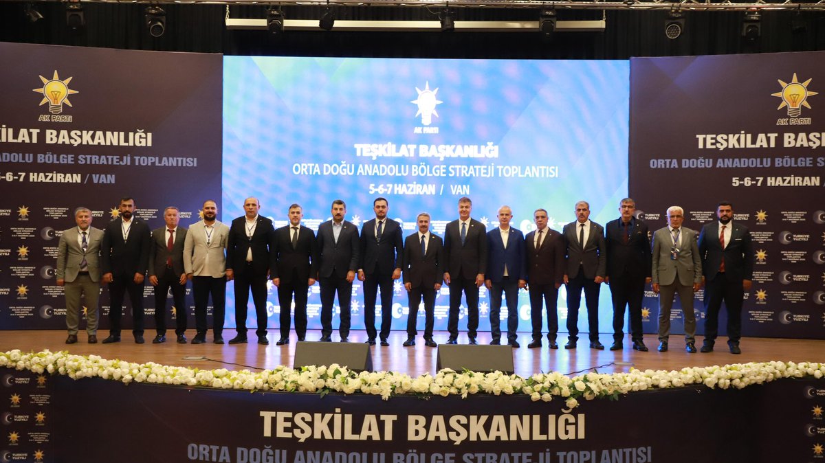 isselmanoglu23's tweet photo. 📍 Van

Orta Doğu Anadolu Bölgesi Strateji Kampımızın son gününde; 

Teşkilat Başkan Yardımcımız, Orta Doğu Anadolu Bölge Başkanımız ve Adıyaman Milletvekilimiz Sayın Mustafa Alkayış, Bölge Genel Koordinatörümüz, Şanlıurfa Milletvekilimiz Sayın İbrahim Eyyüpoğlu ve İl Koordinatörümüz Sayın Cengiz Demirkaya ile gerçekleştirdiğimiz istişare toplantılarının ardından kampımızı tamamladık.

Üç gün boyunca gerçekleştirdiğimiz istişare ve değerlendirmelerin teşkilat çalışmalarımıza katkı sağlamasını temenni ediyor, kampın düzenlenmesinde emeği geçen tüm yol arkadaşlarımıza teşekkür ediyorum.

@Akparti 
@abuyukgumus