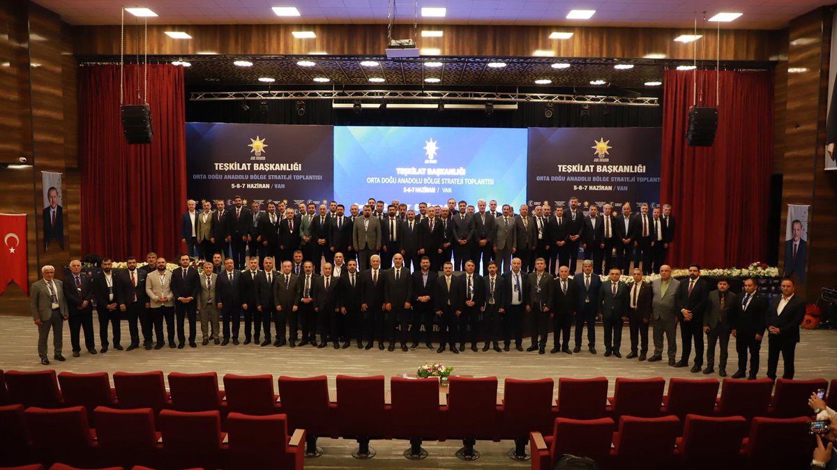 isselmanoglu23's tweet photo. 📍 Van

Orta Doğu Anadolu Bölgesi Strateji Kampımızın son gününde; 

Teşkilat Başkan Yardımcımız, Orta Doğu Anadolu Bölge Başkanımız ve Adıyaman Milletvekilimiz Sayın Mustafa Alkayış, Bölge Genel Koordinatörümüz, Şanlıurfa Milletvekilimiz Sayın İbrahim Eyyüpoğlu ve İl Koordinatörümüz Sayın Cengiz Demirkaya ile gerçekleştirdiğimiz istişare toplantılarının ardından kampımızı tamamladık.

Üç gün boyunca gerçekleştirdiğimiz istişare ve değerlendirmelerin teşkilat çalışmalarımıza katkı sağlamasını temenni ediyor, kampın düzenlenmesinde emeği geçen tüm yol arkadaşlarımıza teşekkür ediyorum.

@Akparti 
@abuyukgumus