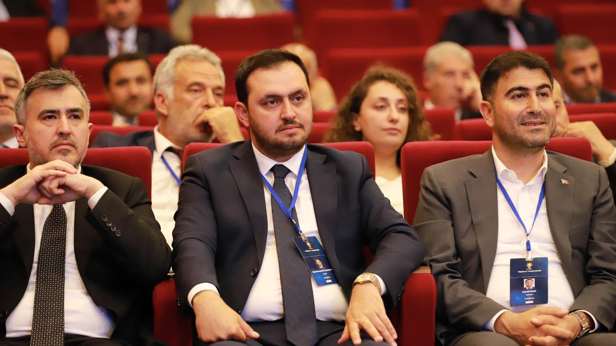 isselmanoglu23's tweet photo. 📍 Van

Orta Doğu Anadolu Bölgesi Strateji Kampımızın son gününde; 

Teşkilat Başkan Yardımcımız, Orta Doğu Anadolu Bölge Başkanımız ve Adıyaman Milletvekilimiz Sayın Mustafa Alkayış, Bölge Genel Koordinatörümüz, Şanlıurfa Milletvekilimiz Sayın İbrahim Eyyüpoğlu ve İl Koordinatörümüz Sayın Cengiz Demirkaya ile gerçekleştirdiğimiz istişare toplantılarının ardından kampımızı tamamladık.

Üç gün boyunca gerçekleştirdiğimiz istişare ve değerlendirmelerin teşkilat çalışmalarımıza katkı sağlamasını temenni ediyor, kampın düzenlenmesinde emeği geçen tüm yol arkadaşlarımıza teşekkür ediyorum.

@Akparti 
@abuyukgumus