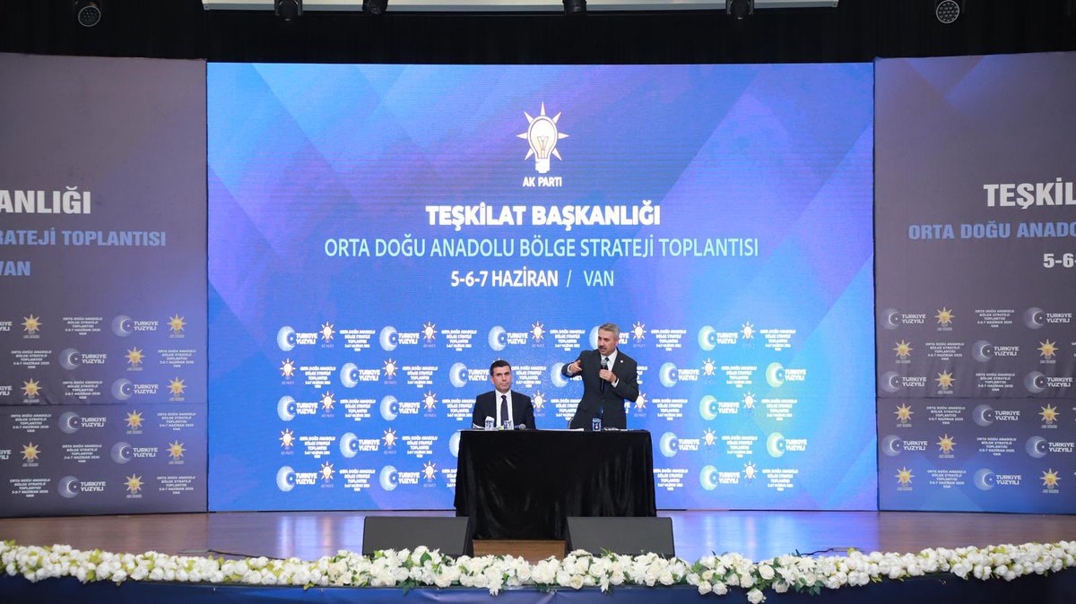 isselmanoglu23's tweet photo. 📍 Van

Orta Doğu Anadolu Bölgesi Strateji Kampımızın son gününde; 

Teşkilat Başkan Yardımcımız, Orta Doğu Anadolu Bölge Başkanımız ve Adıyaman Milletvekilimiz Sayın Mustafa Alkayış, Bölge Genel Koordinatörümüz, Şanlıurfa Milletvekilimiz Sayın İbrahim Eyyüpoğlu ve İl Koordinatörümüz Sayın Cengiz Demirkaya ile gerçekleştirdiğimiz istişare toplantılarının ardından kampımızı tamamladık.

Üç gün boyunca gerçekleştirdiğimiz istişare ve değerlendirmelerin teşkilat çalışmalarımıza katkı sağlamasını temenni ediyor, kampın düzenlenmesinde emeği geçen tüm yol arkadaşlarımıza teşekkür ediyorum.

@Akparti 
@abuyukgumus
