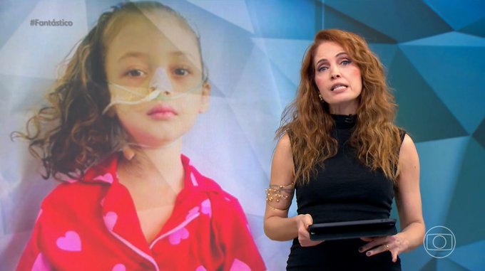 LandoTips's tweet photo. Há exatamente 1 ano, em um domingo como este, ia ao ar a reportagem sobre a Pietra no Fantástico.

De lá para cá, muita coisa mudou.

O ano de 2025 terminou com apenas 78 transplantes de pulmão realizados no Brasil. Um número baixo e, inclusive, inferior aos 93 procedimentos realizados em 2024.

Por outro lado, por participarmos ativamente de grupos de transplantados e acompanharmos de perto essa realidade, temos visto avanços importantes. Minas Gerais, por exemplo, retomou esse tipo de cirurgia após 10 anos sem realizá-la. E a expectativa é que 2026 termine com números melhores.

A Pietra, que apareceu na reportagem com as perninhas bem fininhas, hoje está mais forte. Fez fisioterapia, ganhou peso, ganhou força e vem aproveitando a infância da forma que sempre sonhamos.

É verdade que ela nos deu um grande susto recentemente com uma sepse, mas, no geral, tem vivido feliz. Já realizou sonhos que antes pareciam impossíveis: conheceu a praia, visitou o zoológico e tem vivido experiências simples que toda criança merece viver.

Hoje o Fantástico será em clima de Copa do Mundo. A Pietra certamente vai querer ver os cavalinhos. Se aparecer uma matéria da Flávia Cintra, vai dizer que a conhece. E talvez também se identifique com a história do Eriksen, já que essa rotina de consultas, exames e acompanhamento cardíaco é algo que ela conhece bem. Mas, no fim, vai curtir esse momento especial que é viver uma Copa do Mundo.

Porque, no fim das contas, esse é o verdadeiro @showdavida.

#Domingão #Fantástico #Transplante