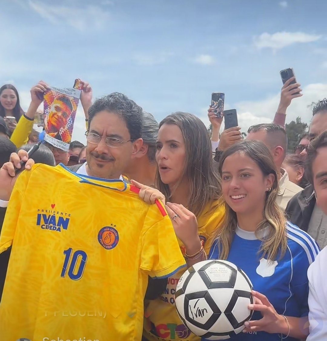 Maximo_NoriegaR's tweet photo. ¿Saben qué?
#ConCepedaGanaColombia porque le apostamos a la vida, a los derechos, a la educación y a la Paz.

#MeLaJuegoPorColombia votando por Iván Cepeda. Que el apoyo a nuestra Selección sea un apoyo por la Vida https://t.co/94F4aHd5aH
