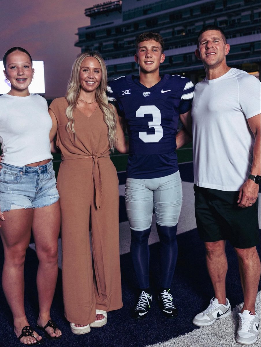 bryson_dossett's tweet photo. I had an amazing OV this weekend! Thank you to everyone at @KStateFB for the love and making this a blessed and special weekend for me and my family. This truly is a Family and a special place. #EMAW #FAMILYBUSINESS https://t.co/Ff8VqsH6be