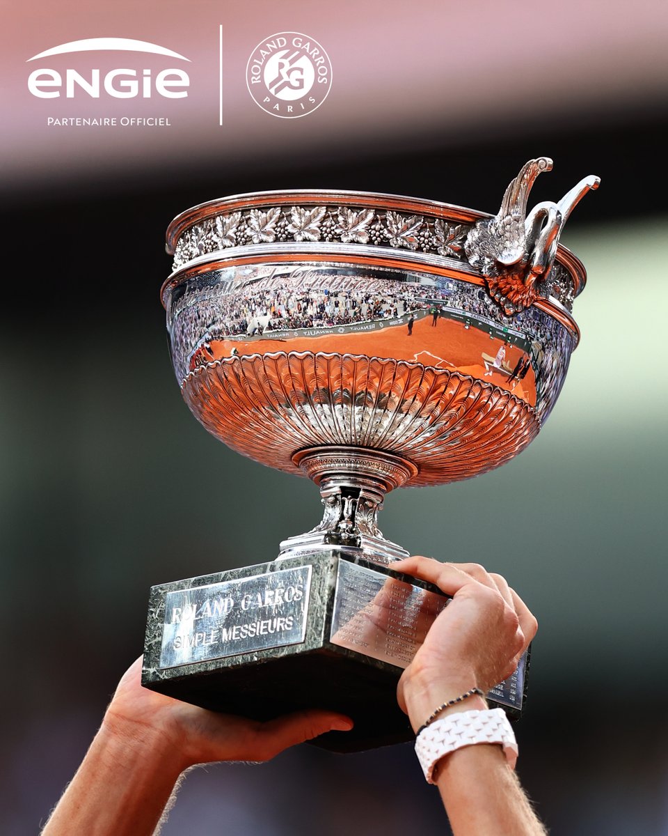 rolandgarros's tweet photo. The trophy, in the hands of the champion, for our final pic of the day by @engie 📸

#RolandGarros #withENGIE https://t.co/3dmKddhKig