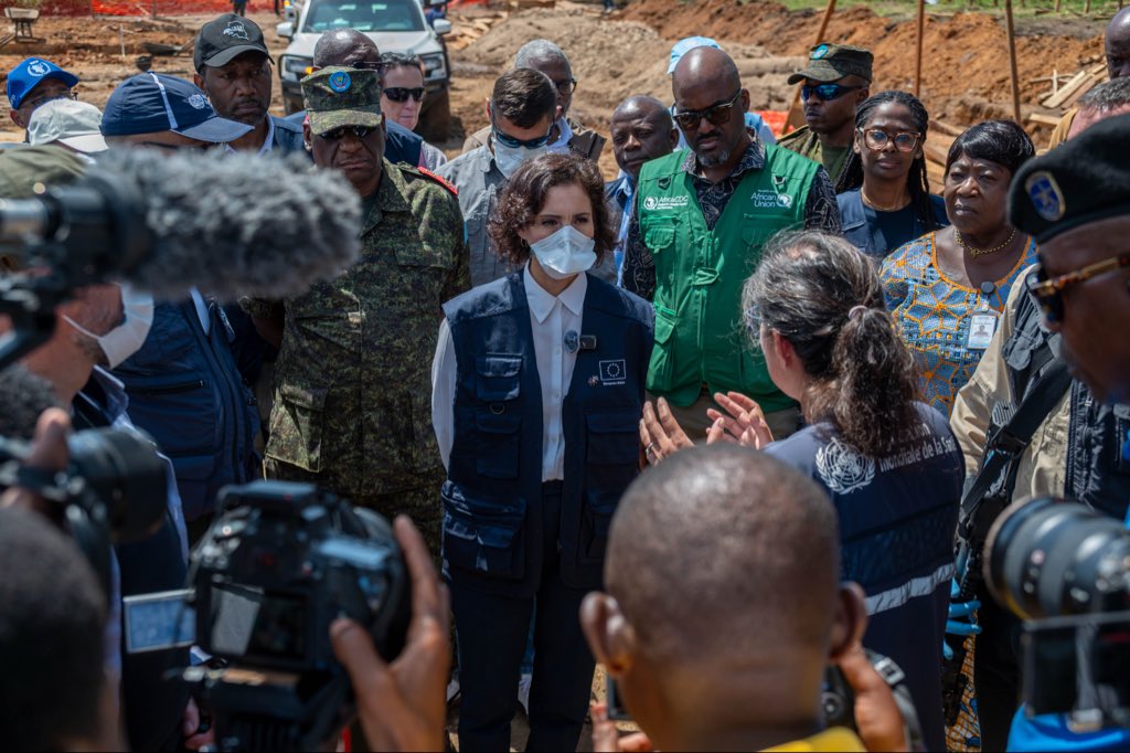 hadjalahbib's tweet photo. À Bunia 🇨🇩 pour témoigner du soutien et de la solidarité de l’🇪🇺 aux côtés des personnes affectées par l’Ebola.

Aujourd’hui, l’UE mobilise €5M supplémentaires, en plus des €84M alloués en réponse à cette crise, pour soutenir les infrastructures de santé et la recherche. https://t.co/yvY79Zy0km