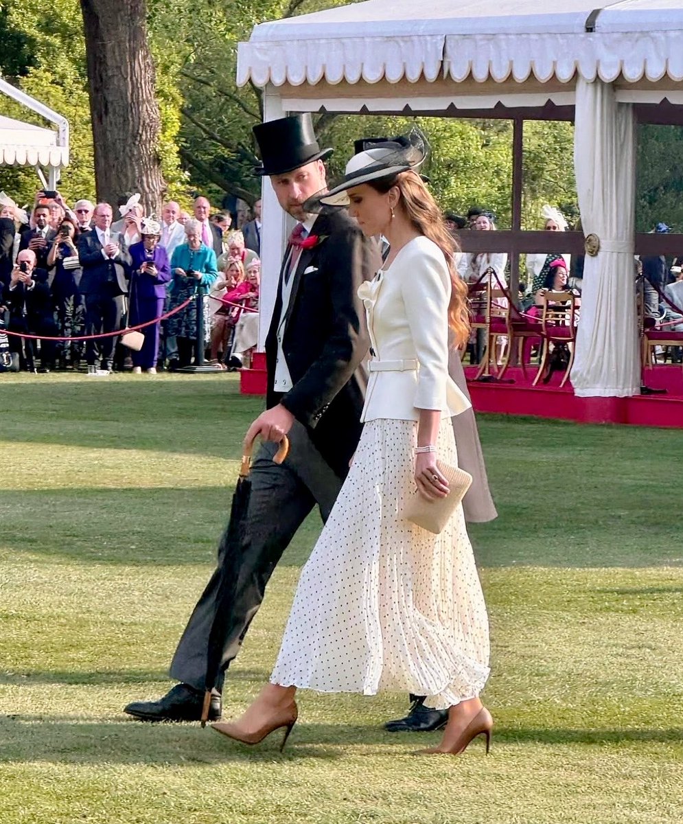 RoyallyBelle_'s tweet photo. Like they stepped straight out of a fairytale. 

The Prince and Princess of Wales remain the most elegant royal couple!🤍👑 https://t.co/NpzF7rGoKu