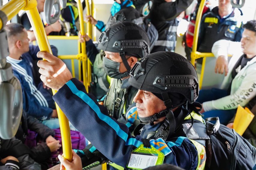 NotiBogota247's tweet photo. ¡Llegaron los guardas SUPER SAIYAJIN!🚨Militarizan @TransMilenio con “Escuadras Móviles”: tendrán casco, armadura y fuerte control. Los nuevos equipos ya recorren los buses de Bogotá reforzando la seguridad, atendiendo usuarios y vigilando la convivencia. La estrategia ya arrancó https://t.co/O5m1sVe58O